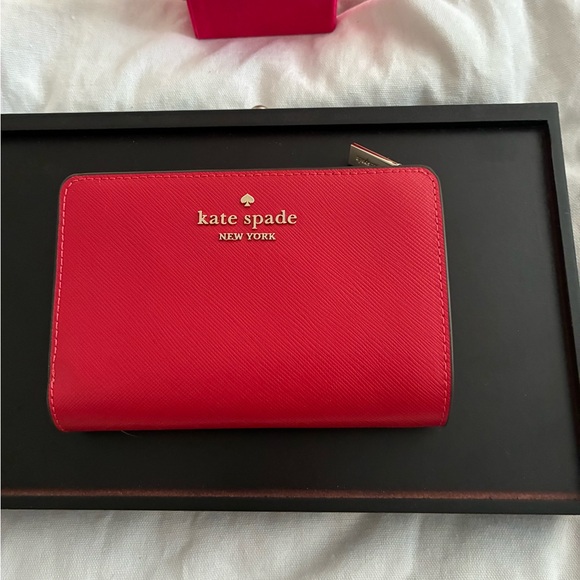 Kate Spade Vibrant Red Zip Wallet - Picture 2 of 13